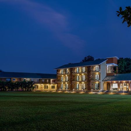 Paramount Riverfront Resort & Spa, Karjat Eksteriør bilde