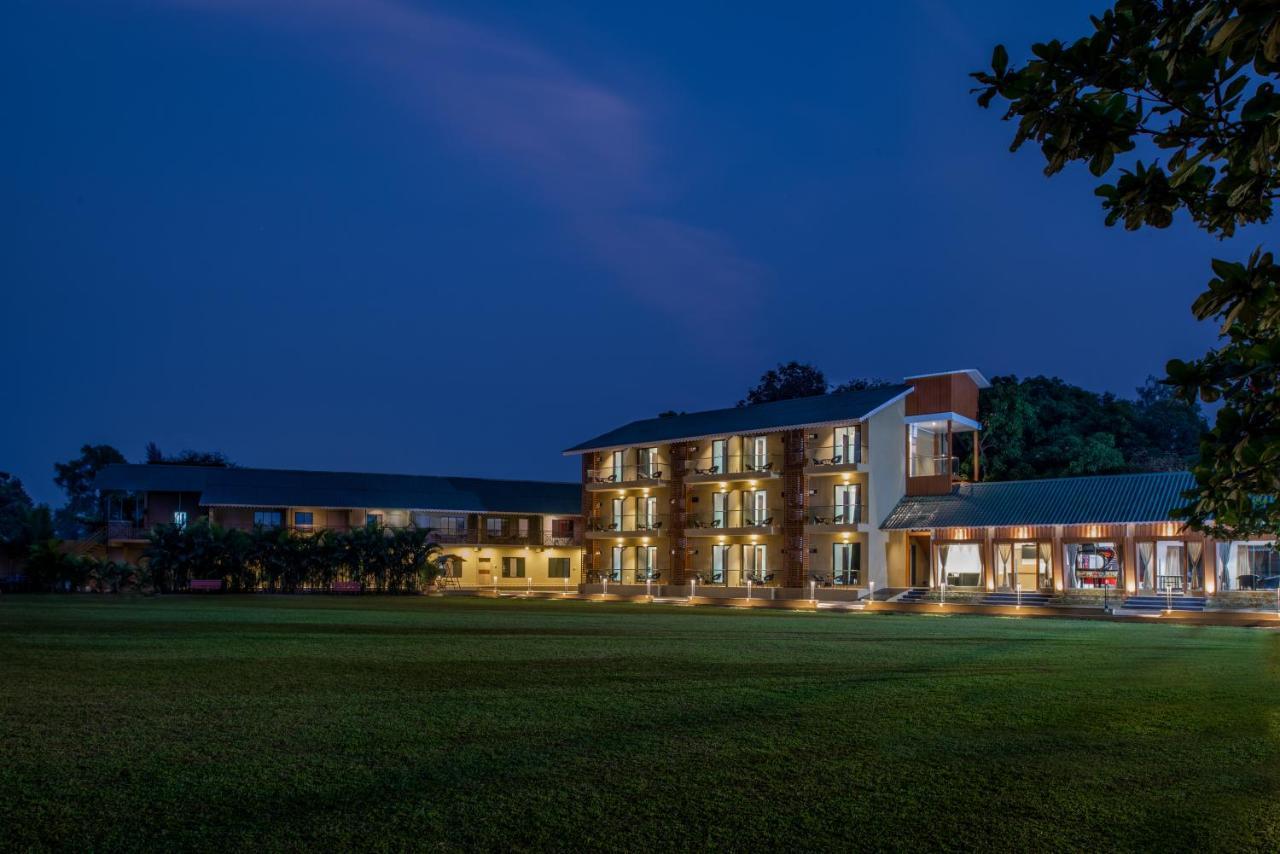 Paramount Riverfront Resort & Spa, Karjat Eksteriør bilde