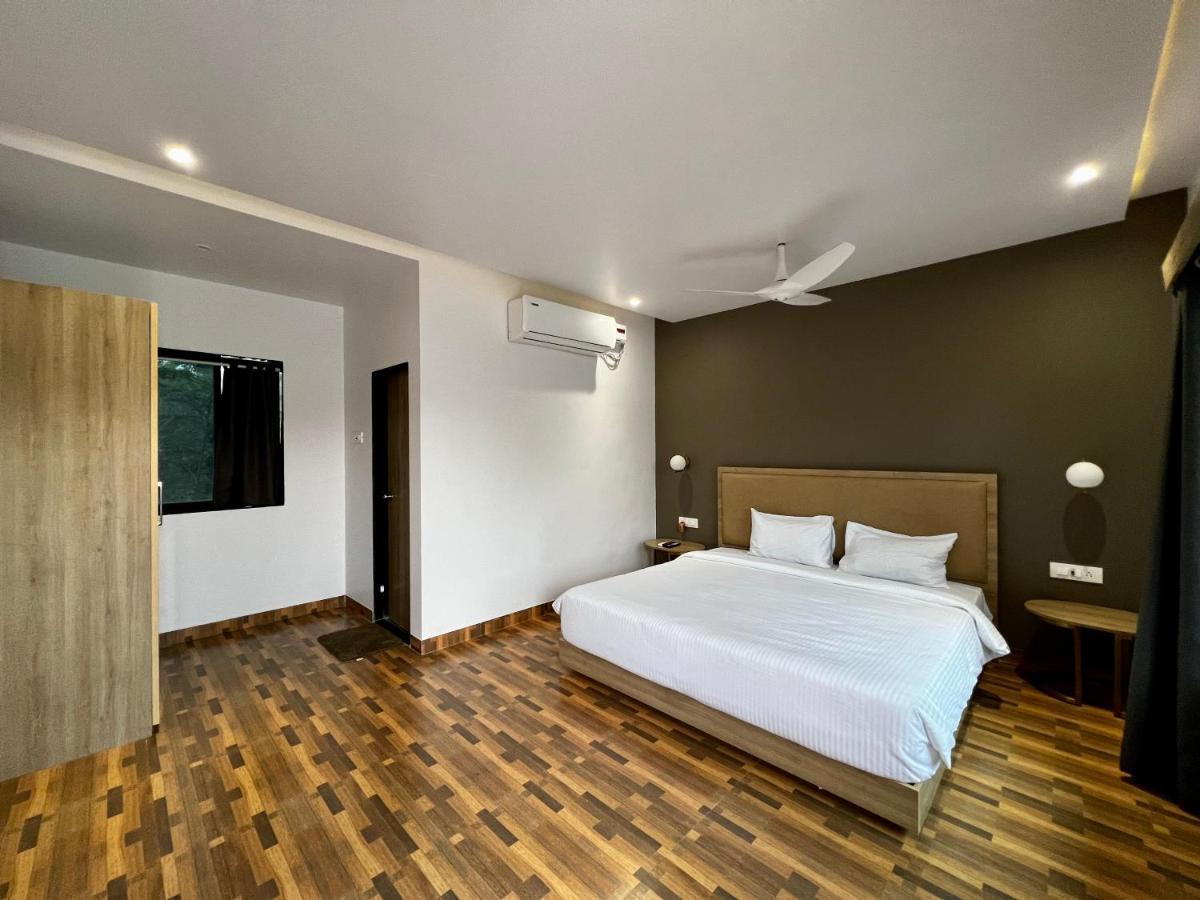 Paramount Riverfront Resort & Spa, Karjat Eksteriør bilde
