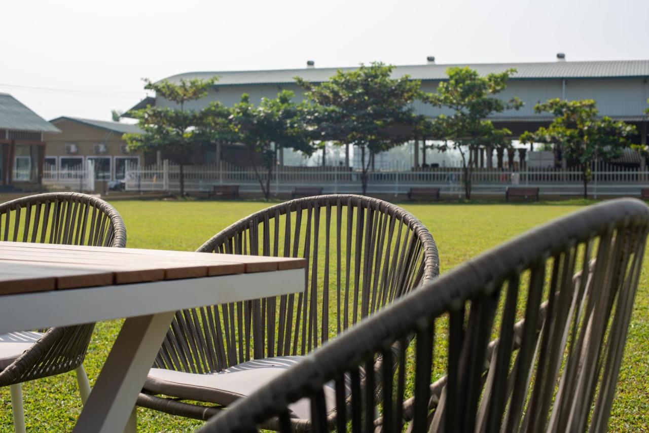 Paramount Riverfront Resort & Spa, Karjat Eksteriør bilde