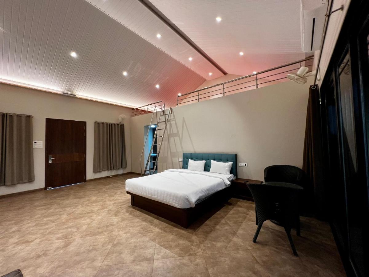 Paramount Riverfront Resort & Spa, Karjat Eksteriør bilde