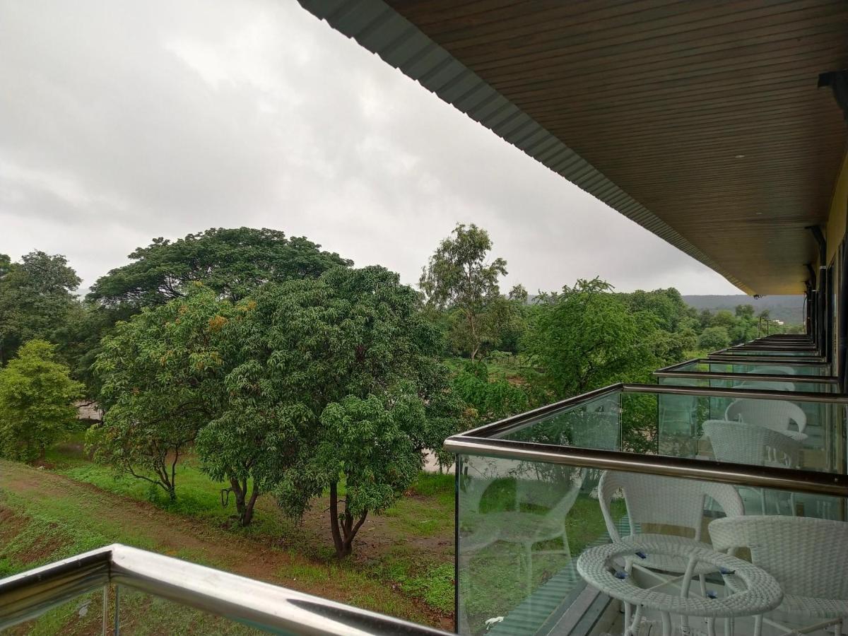 Paramount Riverfront Resort & Spa, Karjat Eksteriør bilde